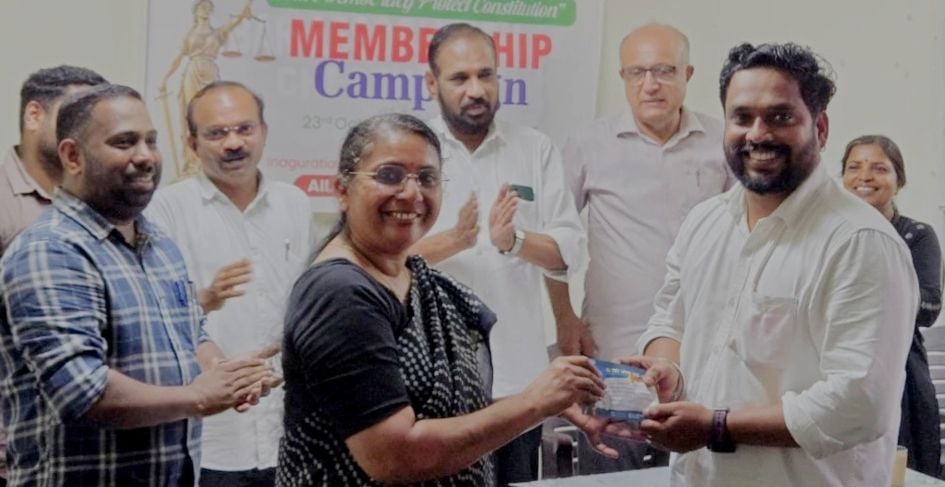 ഓൾ ഇന്ത്യ ലോയേഴ്‌സ് യൂണിയൻ ചേർത്തല കോടതി യൂണിറ്റ് അംഗത്വ കാമ്പയിൻ ജില്ലാ ട്രഷറർ  എസ്‌ സീമ ഉദ്‌ഘാടനംചെയ്യുന്നു