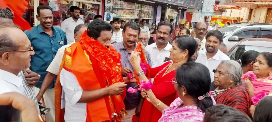 പുനലൂർ മണ്ഡലം എൽഡിഎഫ് സ്ഥാനാർഥി സി അജയപ്രസാദിന്  അടുക്കളമൂലയിൽ നൽകിയ സ്വീകരണം