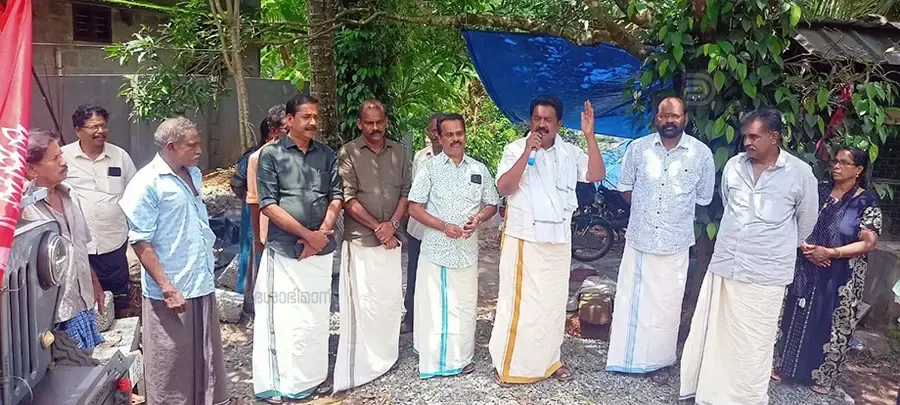 ഇടമൺ ഉദയഗിരി നാല് സെന്റ് ഉന്നതിയിലെ സ്വീകരണ കേന്ദ്രത്തിൽ സി അജയപ്രസാദ് എംഎൽഎ സംസാരിക്കുന്നു
