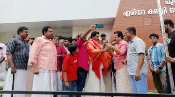 സിപിഐ എം ഏരിയ കമ്മിറ്റി ഓഫീസിൽ എത്തിയ സി അജയപ്രസാദിനെ സിപിഐ എം ഏരിയ സെക്രട്ടറി പി സജി പെന്നാട അണിയിക്കുന്നു