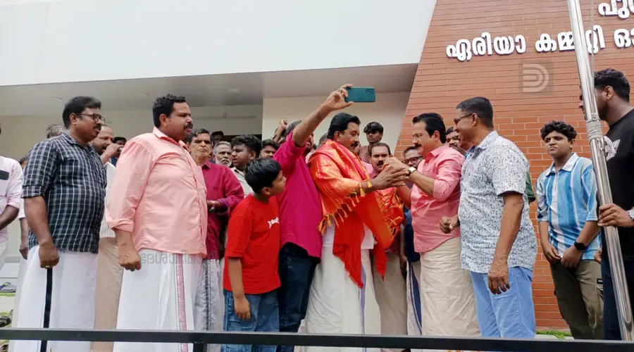 സിപിഐ എം ഏരിയ കമ്മിറ്റി ഓഫീസിൽ എത്തിയ സി അജയപ്രസാദിനെ സിപിഐ എം ഏരിയ സെക്രട്ടറി പി സജി പെന്നാട അണിയിക്കുന്നു