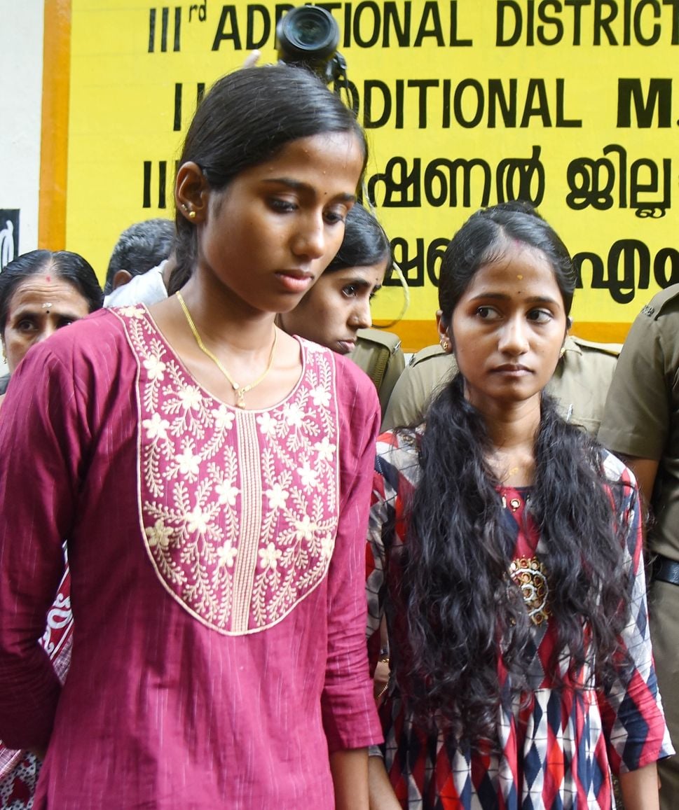 കൊല്ലപ്പെട്ട സുധാകരന്റെയും സജിതയുടെ മക്കളായ അഖിലയും അതുല്യയും പാലക്കാട് അഡീഷണൽ സെഷൻസ് കോടതിയിൽ നിന്ന് പുറത്ത് വരുന്നു