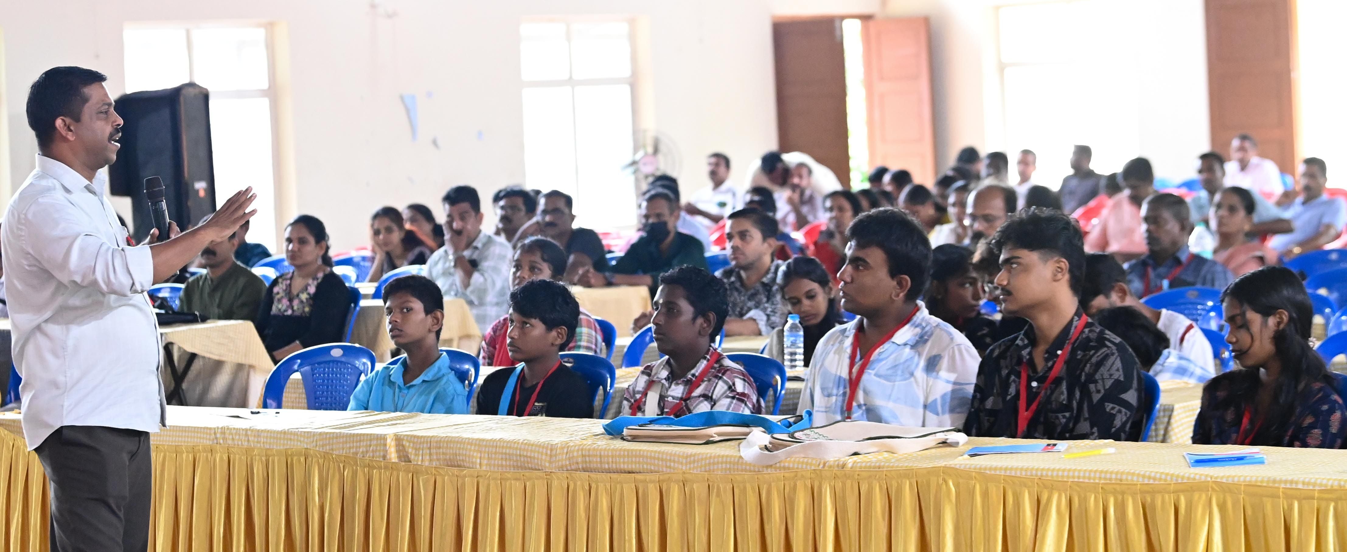 ശാസ്‌ത്ര പാർലമെന്റിൽ ടെക്‌ജെൻഷ്യ സോഫ്‌ട്‌വെയർ ടെക്‌നോളജീസ്‌ സിഇഒ ജോയി സെബാസ്‌റ്റ്യൻ സംസാരിക്കുന്നു