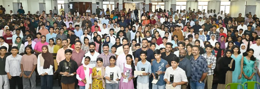 ദേശാഭിമാനി സംഘടിപ്പിച്ച അക്ഷരമുറ്റം എൻഎംഎംഎസ് മാതൃകാ പരീക്ഷയിൽ വിജയിച്ചവർക്ക് തോട്ടത്തിൽ രവീന്ദ്രൻ എംഎൽഎ സമ്മാനങ്ങൾ വിതരണം ചെയ്തപ്പോൾ