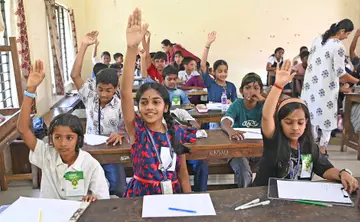 ദേശാഭിമാനി അക്ഷരമുറ്റം ടാലന്റ് ഫെസ്റ്റ് പാമ്പാടി സബ്ജില്ലാ മത്സരം പിടിഎം ഗവ. ഹയർ സെക്കൻഡറി സ്കൂളിൽ നടന്നപ്പോൾ യുപി വിഭാഗം മത്സരത്തിൽ ശരി ഉത്തരം എഴുതിയ കുട്ടികളുടെ ആഹ്ലാദം
