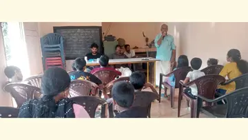 ബാലവേദി കുട്ടികൾക്ക് ക്ലാസെടുക്കുന്ന ആർ പരമേശ്വരൻപിള്ള