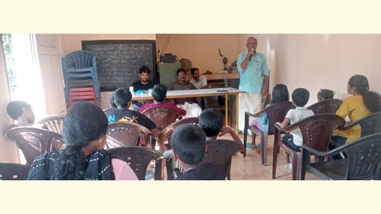 ബാലവേദി കുട്ടികൾക്ക് ക്ലാസെടുക്കുന്ന ആർ പരമേശ്വരൻപിള്ള