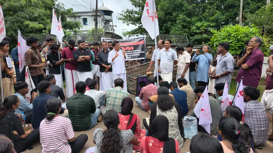 ആളൂർ സ്റ്റേഷനിലേക്ക്‌ വിദ്യാർഥി, യുവജനമാർച്ച്‌ 