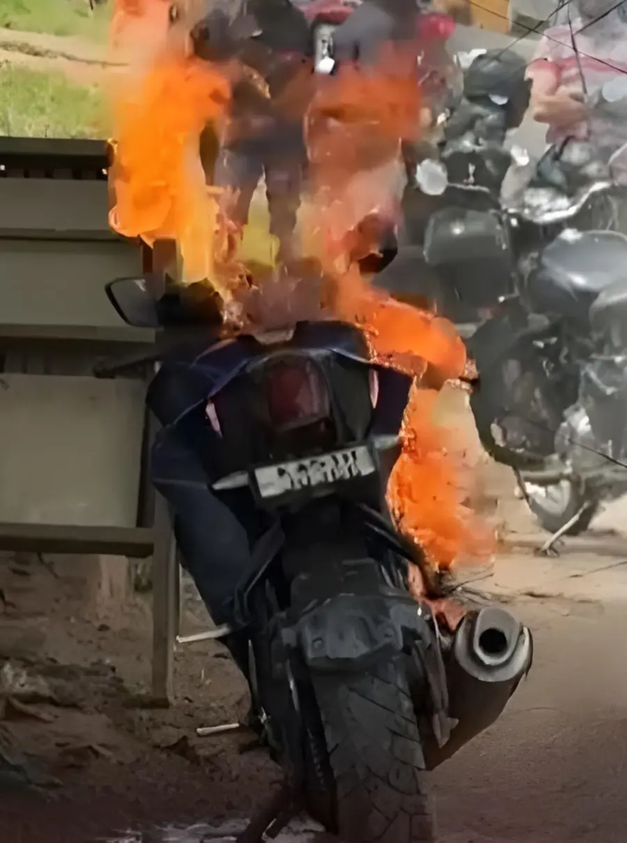  ബൈക്ക്‌  കത്തിനശിച്ചു