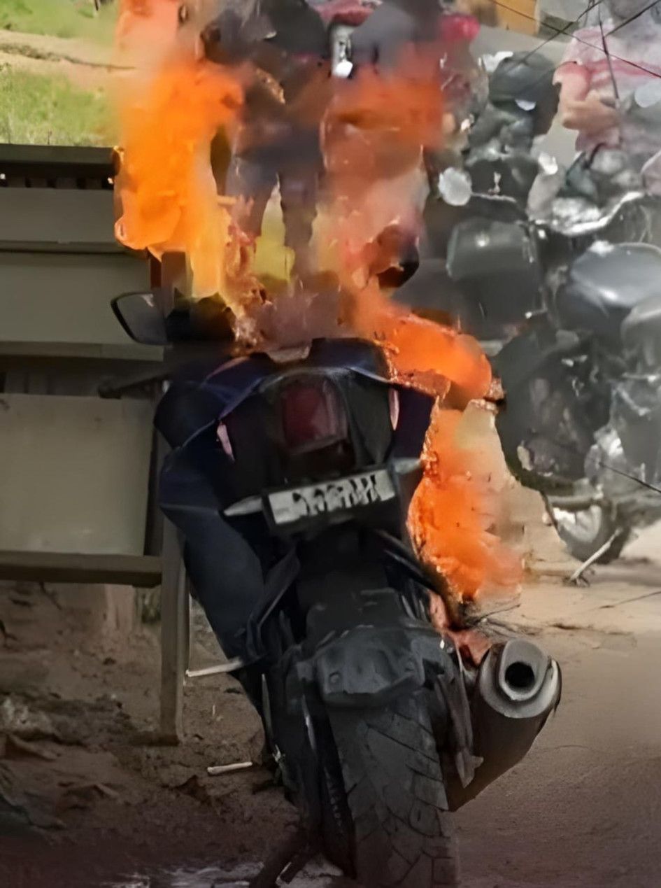  ബൈക്ക്‌  കത്തിനശിച്ചു