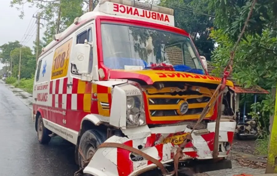 അപകടത്തിൽപ്പെട്ട ആംബുലൻസ്