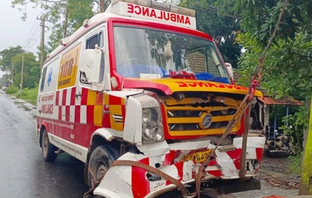  അപകടത്തിൽപ്പെട്ട ആംബുലൻസ്