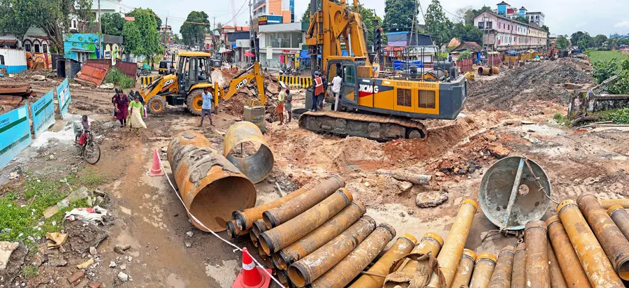 ജില്ലാ കോടതിപ്പാലം പുനർ നിർമാണത്തിന്റെ ഭാഗമായി പഴയപാലം അടച്ച് പൈലിങ് ജോലികൾ നടത്തുന്നു