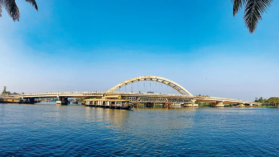 എ സി റോഡിൽ നിർമാണം  പൂർത്തിയാകുന്ന   പള്ളാത്തുരുത്തി പാലം  