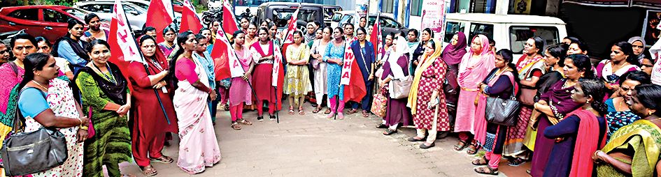അങ്കണവാടി വർക്കേഴ്സ് ആൻഡ് ഹെൽപ്പേഴ്സ് അസോസിയേഷൻ (സിഐടിയു) ഐസിഡിഎസ് പ്രൊജക്ട് ഓഫീസിന്  മുന്നിൽ നടത്തിയ ധർണ ജില്ലാ സെക്രട്ടറി എം കൃഷ്ണലത ഉദ്ഘാടനംചെയ്യുന്നു