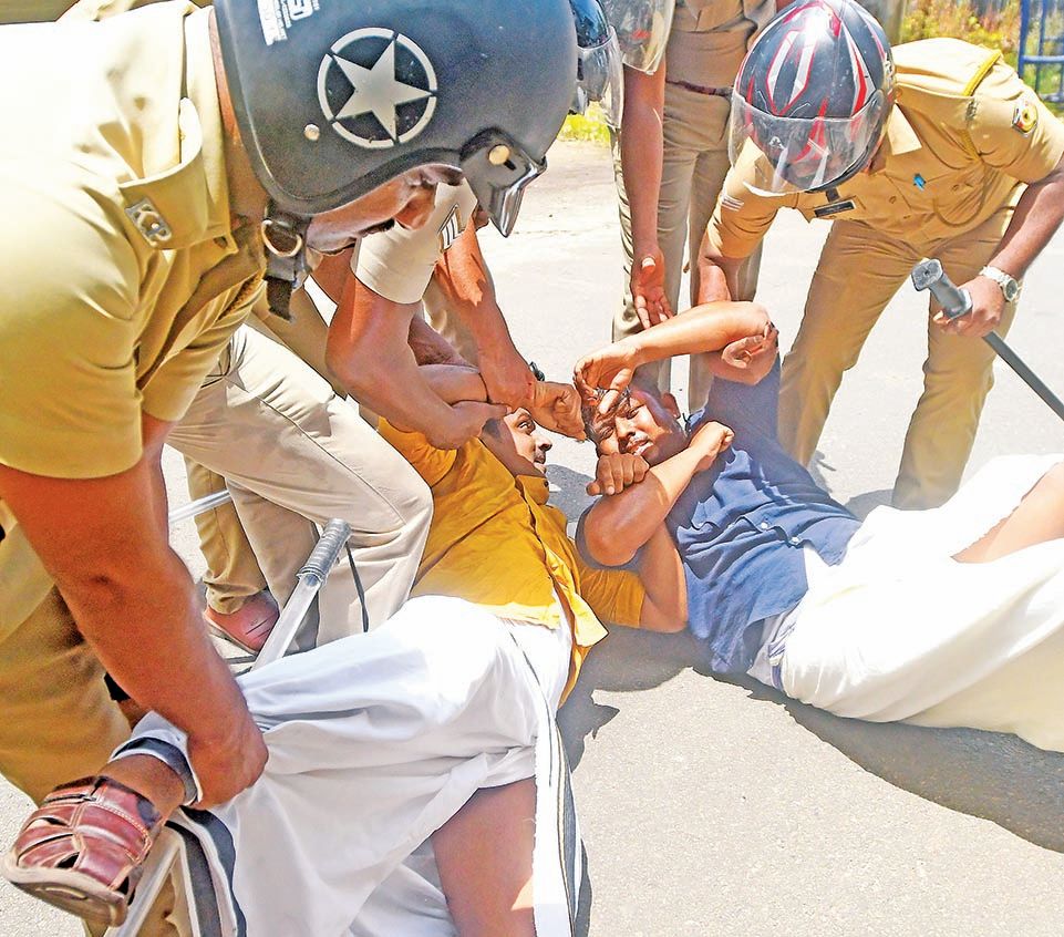 എസ്എഫ്ഐ ജില്ലാ കമ്മിറ്റി ഹെഡ് പോസ്റ്റ് ഓഫീസിലേക്ക് നടത്തിയ മാർച്ചിൽ  ജില്ലാ സെക്രട്ടറി വൈഭവ് ചാക്കോയെയും  ജില്ലാ ജോ. സെക്രട്ടറി  സൗരവ്‌ സുരേഷിനെയും പൊലീസ് അറസ്റ്റ് ചെയ-്ത് നീക്കുന്നു 