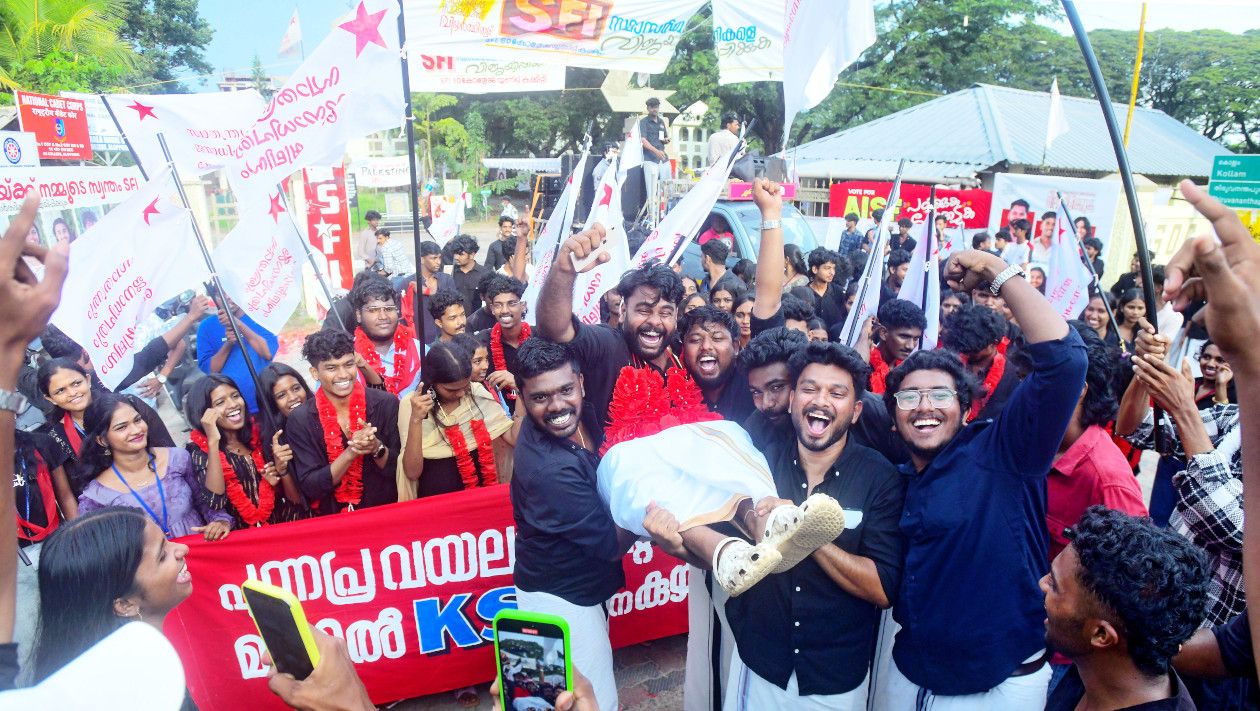 ചുവന്നുതന്നെ കേരള സർവകലാശാല കോളേജ് യൂണിയൻ തെരഞ്ഞെടുപ്പിൽ ആലപ്പുഴ എസ്ഡി കോളേജിൽ ചെയർമാനായി വിജയിച്ച നെൽസൺ സെബാസ്റ്റ്യനെ  എടുത്തുയർത്തി ആഹ്ലാദപ്രകടനം നടത്തുന്ന എസ്‌എഫ്‌ഐ പ്രവർത്തകർ 