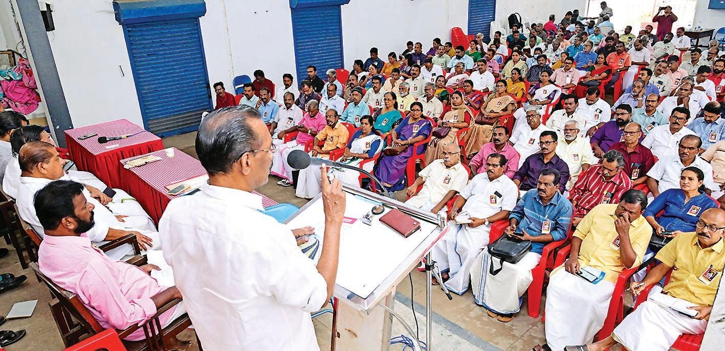 സിഐടിയു ആലപ്പുഴ ജില്ലാ ജനറൽ കൗൺസിൽ സംസ്ഥാന പ്രസിഡന്റ്  ടി പി രാമകൃഷ്ണൻ ഉദ്ഘാടനംചെയ്യുന്നു 