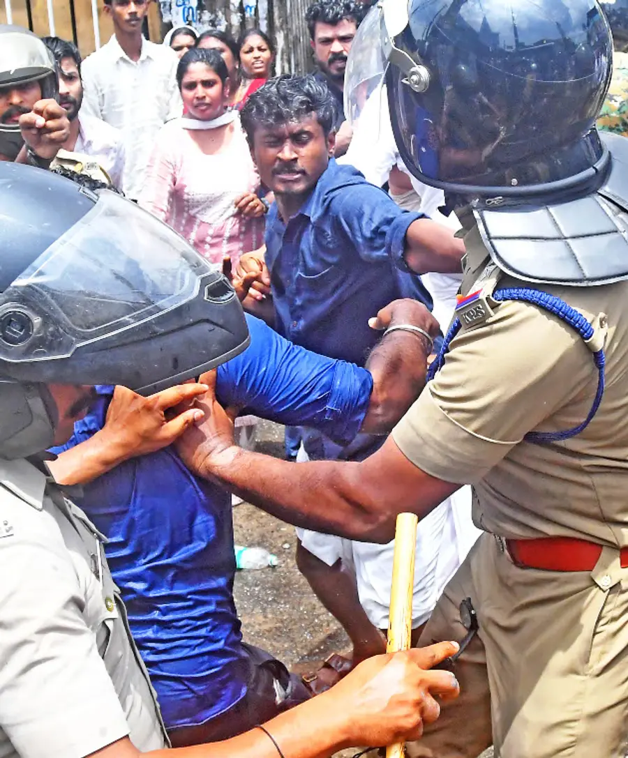 ആലപ്പുഴ ജനറൽ ആശുപത്രിയിലേക്ക്
യൂത്ത് കോൺഗ്രസ് നടത്തിയ
മാർച്ചിൽ പൊലീസിനെ പ്രവർത്തകൻ മർദ്ദിക്കുന്നു
