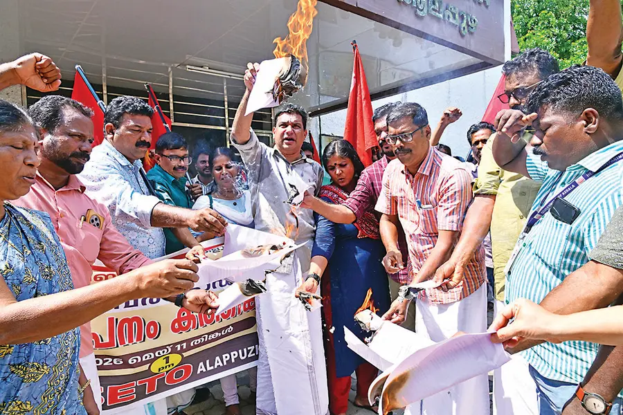 കേന്ദ്രസർക്കാരിന്റെ തൊഴിലാളിവിരുദ്ധ നയങ്ങൾക്കെതിരെ എഫ്എസ്ഇടിഒ കലക്-ടറേറ്റിന് മുന്നിൽ ലേബർ കോഡ്  വിജ്ഞാപനം കത്തിച്ച് പ്രതിഷേധിക്കുന്നു