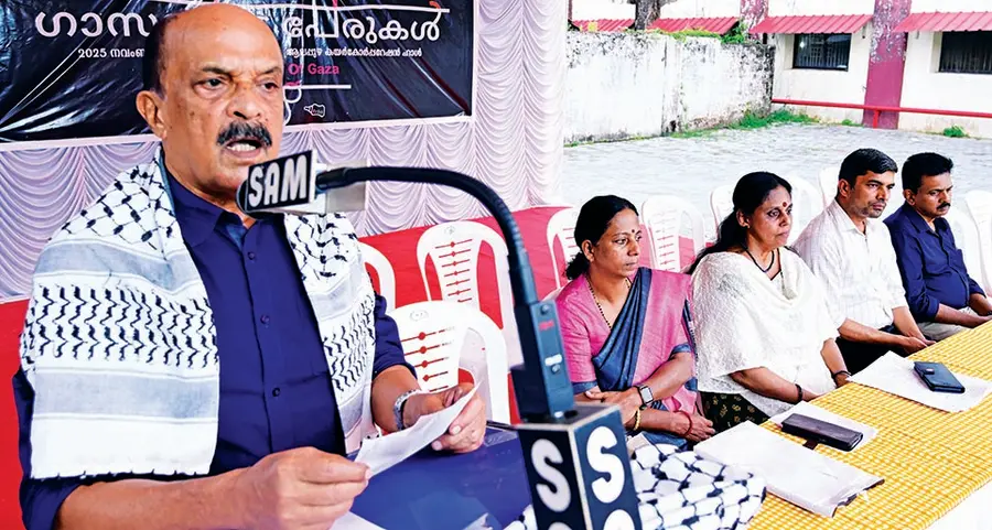 ആലപ്പുഴ കയർ കൺവൻഷൻസെന്ററിൽ നടന്ന മാനവസ്നേഹ സദസിൽ എഴുത്തുകാരൻ സക്കറിയ ഗസയിൽ കൊല്ലപ്പെട്ട കുട്ടികളുടെ പേരുകൾ വായിക്കുന്നു 