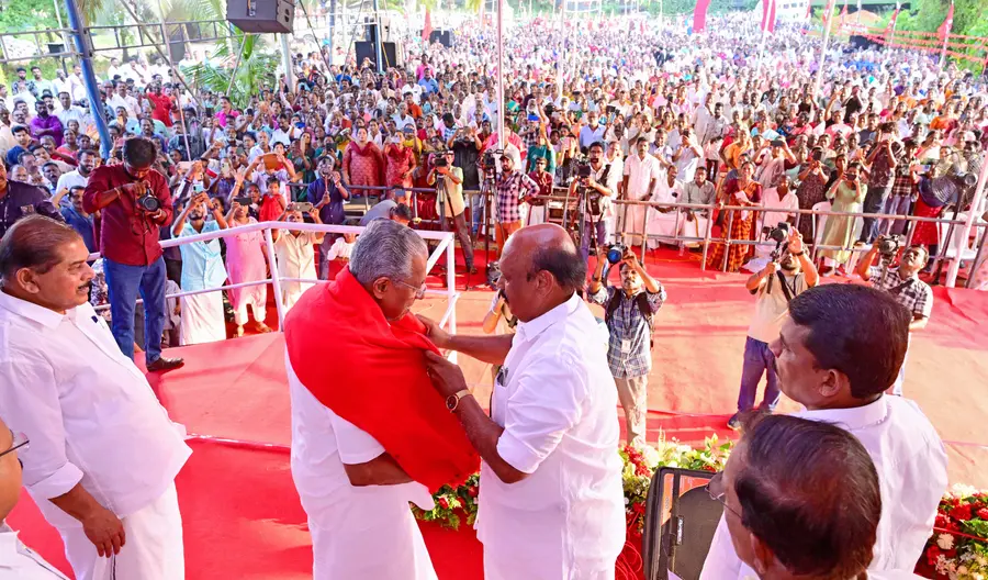 നെടുമുടിയിൽ തെരഞ്ഞെടുപ്പ് പൊതുയോഗം ഉദ്ഘാടനംചെയ്യാനെത്തിയ മുഖ്യമന്ത്രി പിണറായി വിജയനെ കുട്ടനാട് മണ്ഡലം എൽഡിഎഫ് സ്ഥാനാർഥി  തോമസ് കെ തോമസ് സ്വീകരിക്കുന്നു