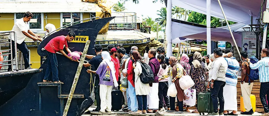 ഓണാവധി ആഘോഷിക്കാൻ ആലപ്പുഴ പുന്നമടയിൽ പുരവഞ്ചിയാത്രയ്ക്ക് എത്തിയവർ