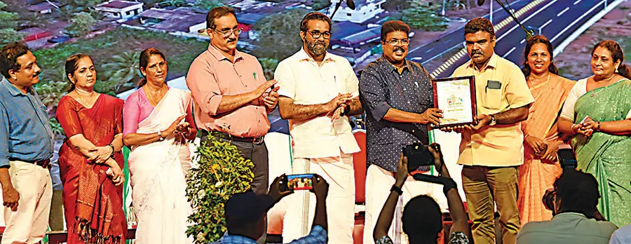 എന്റെ കേരളം പ്രദർശന വിപണന മേളയിൽ മികച്ച മാധ്യമ കവറേജിനുള്ള (അച്ചടി മാധ്യമം) ഒന്നാം സ്ഥാനം ദേശാഭിമാനിക്ക് വേണ്ടി ബ്യൂറോ ചീഫ് എസ് അഞ്ജുനാഥ്
പി പി ചിത്തരഞ്ജൻ എംഎൽഎയിൽനിന്ന് സ്വീകരിക്കുന്നു. എച്ച് സലാം എംഎൽഎ, കലക്ടർ അലക-്സ് വർഗീസ് തുടങ്ങിയവർ സമീപം