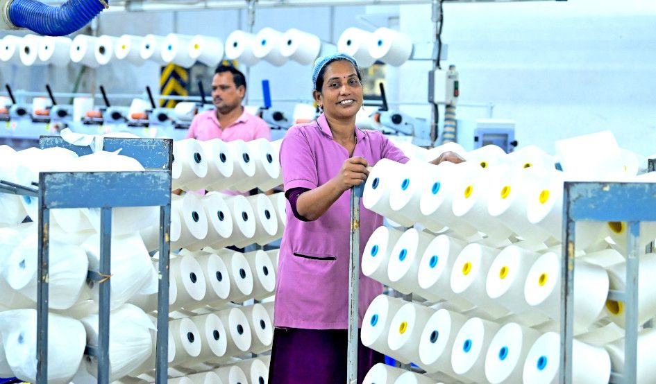 ആലപ്പുഴ കോമളപുരം സ്പിന്നിങ് മില്ലിൽ  ജോലിചെയ്യുന്ന കെ ജി  സലിത 