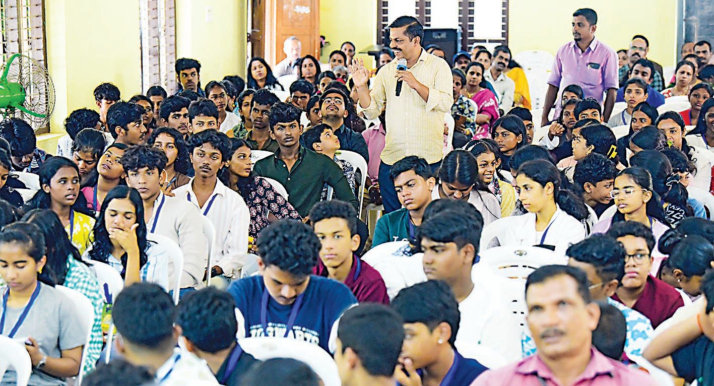 ദേശാഭിമാനി അക്ഷരമുറ്റം ടാലന്റ് ഫെസ്റ്റ് ജില്ലാ മത്സരത്തിന്റെ ഭാഗമായി സംഘടിപ്പിച്ച സയൻസ് പാർലമെന്റിൽ ടെക്ജെൻഷ്യ സോഫ്റ്റ്‌വെയർ ടെക്നോളജീസ്  ചീഫ് എക്‌സിക്യൂട്ടീവ് ഓഫീസർ ജോയ് സെബാസ്റ്റ്യൻ ക്ലാസ് നയിക്കുന്നു 