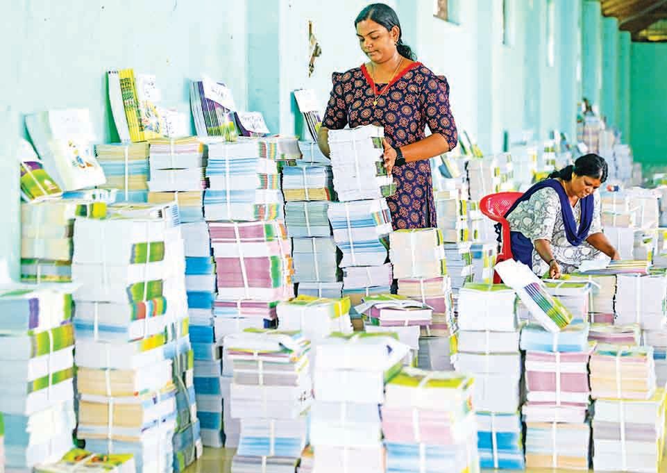 ആലപ്പുഴ ഗവ. ഗേൾസ് ഹൈസ്-കൂൾ ഡിപ്പോയിലെത്തിച്ച പാഠപുസ്-തകങ്ങൾ വിതരണത്തിനായി തരംതിരിച്ചുവയ്ക്കുന്നു