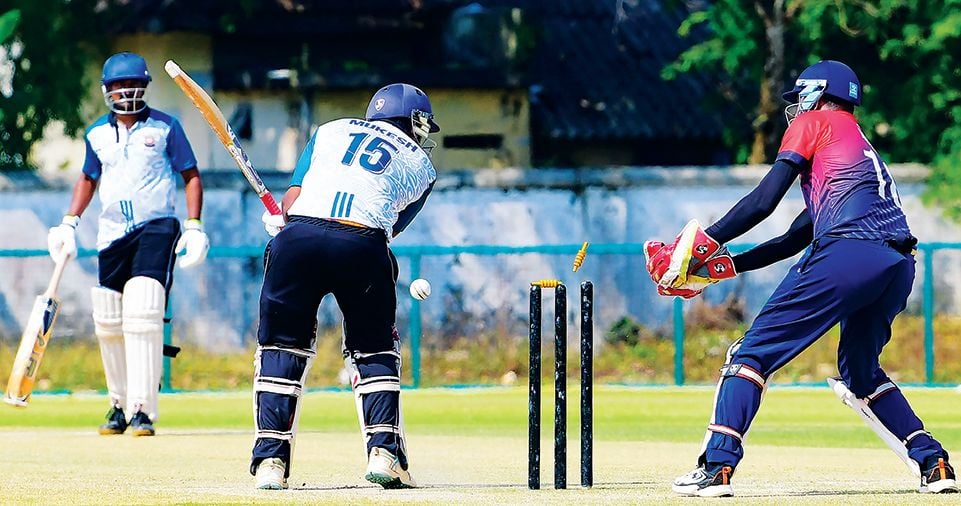 ക്ലീൻ ബൗൾഡ്...  ആലപ്പുഴ എസ്ഡി കോളേജിലെ കെസിഎ ക്രിക്കറ്റ് ഗ്രൗണ്ടിൽ ജില്ലാ പൊലീസ് എറണാകുളം റെയിഞ്ച് ഇന്റർ ഡിസ്ട്രിക്ട് ക്രിക്കറ്റ് ചാമ്പ്യൻഷിപ്പിൽ (ഡിഐജീസ് കപ്പ്) എറണാകുളം സിറ്റിയും എറണാകുളം റൂറലും തമ്മിലെ മത്സരത്തിൽ  എറണാകുളം സിറ്റിയുടെ മുകേഷിന്റെ വിക്കറ്റ് നഷ്ടമാകുന്നു                                                          ഫോട്ടോ : കെ എസ് ആനന്ദ് 