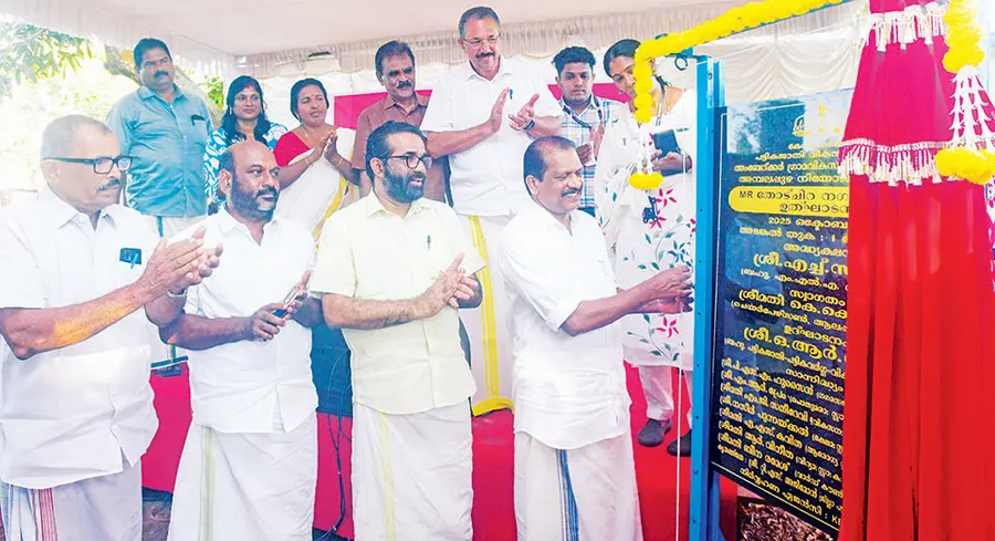 അമ്പലപ്പുഴ മണ്ഡല വികസന മഹോത്സവത്തിന്റെ ഭാഗമായി പള്ളാത്തുരുത്തി വാർഡ്
എം ആർ തോട് നഗർ റോഡ് മന്ത്രി ഒ ആർ കേളു ഉദ്ഘാടനംചെയ്യുന്നു. എച്ച് സലാം എംഎൽഎ സമീപം