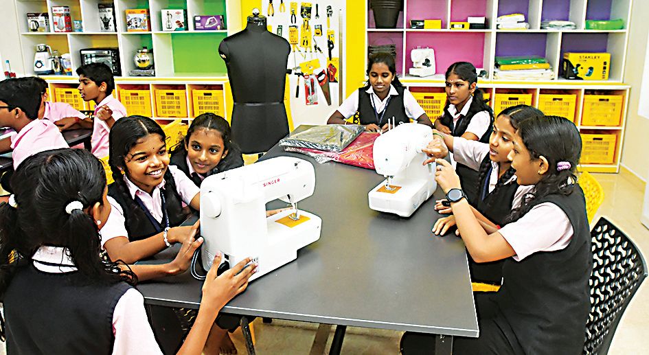 നിർമാണം പൂർത്തിയായ കളർകോട് ഗവ. യുപി സ്കൂളിലെ  ക്രിയേറ്റീവ് കോർണറിലെ ഉപകരണങ്ങൾ കുട്ടികൾ നോക്കിക്കാണുന്നു