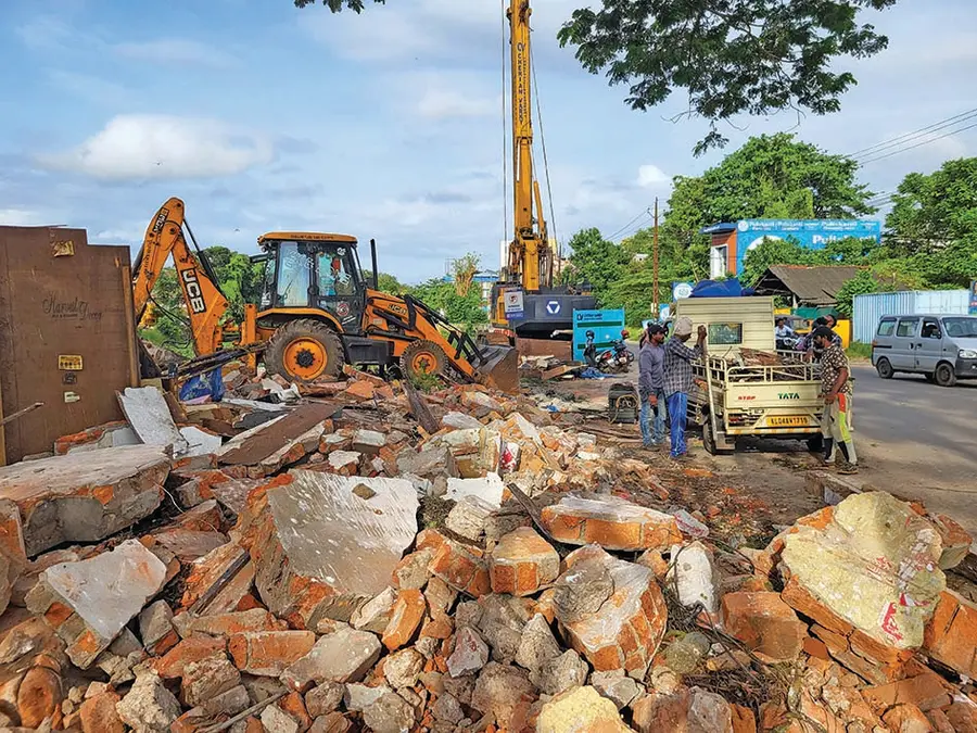 ജില്ലാക്കോടതിപ്പാലം പുനർനിർമിക്കുന്നതിന്റെ ഭാഗമായി തെക്കേക്കരയിലെ കെട്ടിടം പൊളിച്ചുനീക്കുന്നു