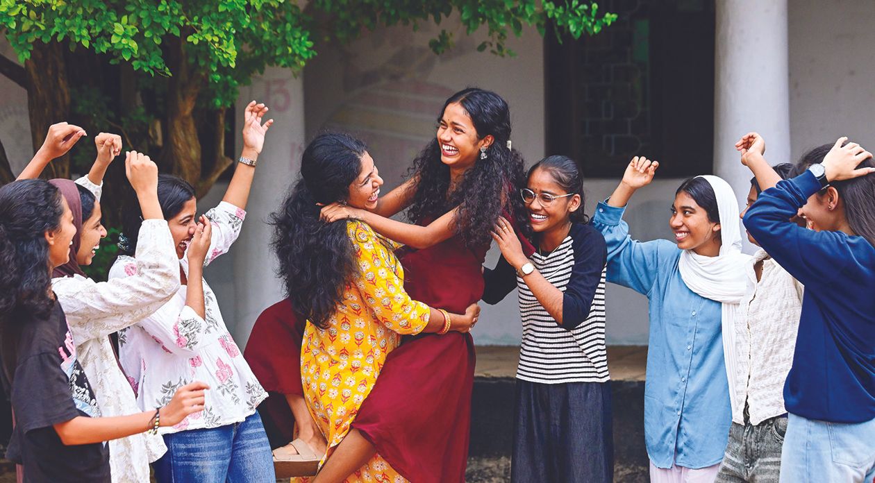 സ്വപ്‍നച്ചിറകിലേറി... എസ്എസ്എൽസി പരീക്ഷയിൽ മുഴുവൻ വിഷയങ്ങൾക്കും എ പ്ലസ് നേടിയ  ആലപ്പുഴ എസ്ഡിവി ഗേൾസ് ഹൈസ്കൂൾ വിദ്യാർഥി അരുണിമ സുനിലിനെ     അധ്യാപിക ശിജി ശിവൻ എടുത്തുയർത്തി സന്തോഷം പങ്കുവയ്ക്കുന്നു.  ഫോട്ടോ : കെ എസ് ആനന്ദ് 