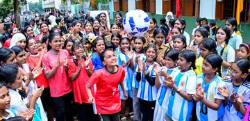 ലോകകപ്പ് ഫുട്ബോളിന്റെ ഭാഗമായി കോട്ടയം ബേക്കർ മെമ്മോറിയൽ ഗേൾസ് എച്ച്എസ്എസിൽ സംഘടിപ്പിച്ച 'കിക്കോഫ്' പരിപാടിയിൽ ഫുട്ബോൾ ഹെഡ് ചെയ്യുന്ന വിദ്യാർഥിനി. കായികമാമാങ്കത്തെ വരവേറ്റ് ഇഷ്ട ടീമിന്റെ ജേഴ്സിയണിഞ്ഞാണ് വിദ്യാർഥിനികൾ സ്കൂൾ മുറ്റത്ത് എത്തിയത് ഫോട്ടോ: കെ എസ് ആനന്ദ്