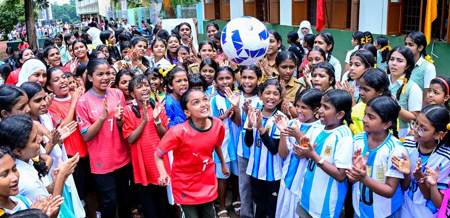 ലോകകപ്പ് ഫുട്ബോളിന്റെ ഭാഗമായി കോട്ടയം ബേക്കർ മെമ്മോറിയൽ ഗേൾസ് എച്ച്എസ്എസിൽ സംഘടിപ്പിച്ച 'കിക്കോഫ്' പരിപാടിയിൽ ഫുട്ബോൾ ഹെഡ് ചെയ്യുന്ന വിദ്യാർഥിനി. കായികമാമാങ്കത്തെ വരവേറ്റ് ഇഷ്ട ടീമിന്റെ ജേഴ്സിയണിഞ്ഞാണ് വിദ്യാർഥിനികൾ സ്കൂൾ മുറ്റത്ത് എത്തിയത് ഫോട്ടോ: കെ എസ് ആനന്ദ്