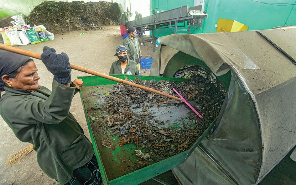 ആലപ്പുഴ നഗരസഭയുടെ ആലിശേരിയിലെ വളം നിർമാണ യൂണിറ്റിൽ മാലിന്യം പൊടിച്ചെടുക്കുന്നു 