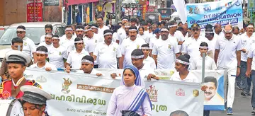 ആലപ്പുഴയിൽ കായികവകുപ്പ് സംഘടിപ്പിച്ച ലഹരിവിരുദ്ധ സന്ദേശയാത്രയിൽ മന്ത്രി വി അബ‍്ദുറഹിമാൻ,  എംഎൽഎമാരായ പി പി ചിത്തരഞ്ജൻ, എച്ച് സലാം, എം എസ് അരുൺകുമാർ, ആലപ്പുഴ നഗരസഭാധ്യക്ഷ കെ കെ ജയമ്മ, കലക‍്ടർ അലക‍്സ് വർഗീസ്, ജില്ലാ പൊലീസ് മേധാവി എം പി മോഹനചന്ദ്രൻ തുടങ്ങിയവർ മുൻനിരയിൽ  