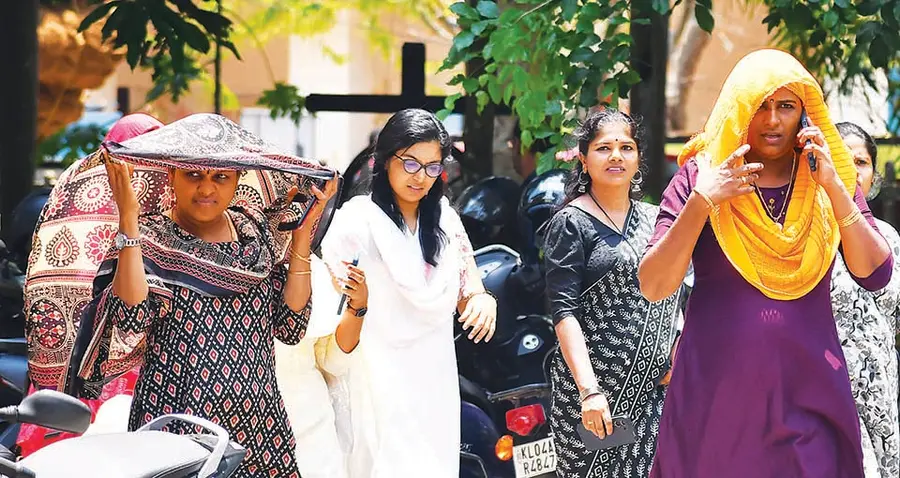 കനത്ത വെയിലിൽനിന്ന് രക്ഷ നേടാൻ ഷാൾ കൊണ്ട് തല മറച്ച് പോകുന്നവർ. ആലപ്പുഴ കലക്ടറേറ്റിന് സമീപത്തുനിന്നുള്ള കാഴ്ച 
