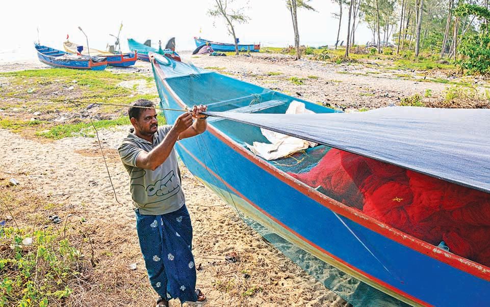 ആലപ്പുഴ ബീച്ച് വാർഡിൽ വിജയാകമ്പനിക്ക് സമീപത്തെ തീരത്ത് മത്സ്യത്തൊഴിലാളി മെൽവിൻ ബി സേവ്യർ മണ്ണെണ്ണയുടെ വിലക്കയറ്റത്തെതുടർന്ന് കരയ്ക്ക് കയറ്റിയ വള്ളം മൂടിയിടുന്നു