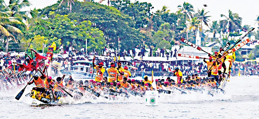 70–ാമത് നെഹ്റുട്രോഫി വള്ളംകളിയിൽ പള്ളാത്തുരുത്തി ബോട്ട് ക്ലബ് തുഴഞ്ഞ കാരിച്ചാൽ ചുണ്ടൻ ഒന്നാംസ്ഥാനത്തേക്ക് കുതിക്കുന്നു (ഫയൽചിത്രം)