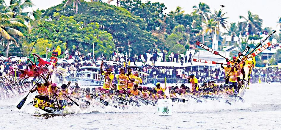 70–ാമത് നെഹ്‌റുട്രോഫി വള്ളംകളിയിൽ പള്ളാത്തുരുത്തി ബോട്ട് ക്ലബ്‌ തുഴഞ്ഞ കാരിച്ചാൽ ചുണ്ടൻ ഒന്നാംസ്ഥാനത്തേക്ക് കുതിക്കുന്നു  (ഫയൽചിത്രം) 