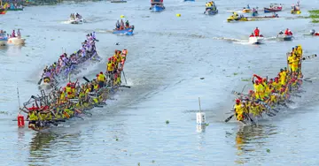 വീറോടെ വീയപുരം...  കൈനകരി പമ്പയാറ്റിൽ ചാമ്പ്യൻസ് ബോട്ട് ലീഗ് ആദ്യമത്സരത്തിൽ വില്ലേജ് ബോട്ട് ക്ലബ്ബിന്റെ വീയപുരം ചുണ്ടൻ ഒന്നാമതായി ഫിനിഷ്‌ ചെയ്യുന്നു. പള്ളാത്തുരുത്തി ബോട്ട് ക്ലബ് തുഴഞ്ഞ മേൽപ്പാടം ചുണ്ടൻ (വലതുവശത്ത്‌) രണ്ടാമതും നിരണം ബോട്ട് ക്ലബ്ബിന്റെ നിരണം ചുണ്ടന്‍ (പിന്നിൽ) മൂന്നാമതുമായി ഫിനിഷ്‌ ചെയ്‌തു                                                                                                                              ഫോട്ടോ : കെ എസ് ആനന്ദ്