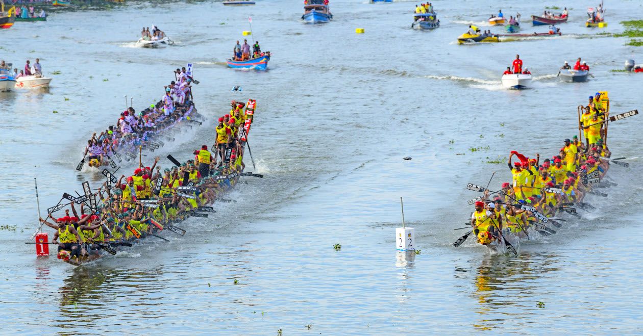 വീറോടെ വീയപുരം...  കൈനകരി പമ്പയാറ്റിൽ ചാമ്പ്യൻസ് ബോട്ട് ലീഗ് ആദ്യമത്സരത്തിൽ വില്ലേജ് ബോട്ട് ക്ലബ്ബിന്റെ വീയപുരം ചുണ്ടൻ ഒന്നാമതായി ഫിനിഷ്‌ ചെയ്യുന്നു. പള്ളാത്തുരുത്തി ബോട്ട് ക്ലബ് തുഴഞ്ഞ മേൽപ്പാടം ചുണ്ടൻ (വലതുവശത്ത്‌) രണ്ടാമതും നിരണം ബോട്ട് ക്ലബ്ബിന്റെ നിരണം ചുണ്ടന്‍ (പിന്നിൽ) മൂന്നാമതുമായി ഫിനിഷ്‌ ചെയ്‌തു                                                                                                                              ഫോട്ടോ : കെ എസ് ആനന്ദ്