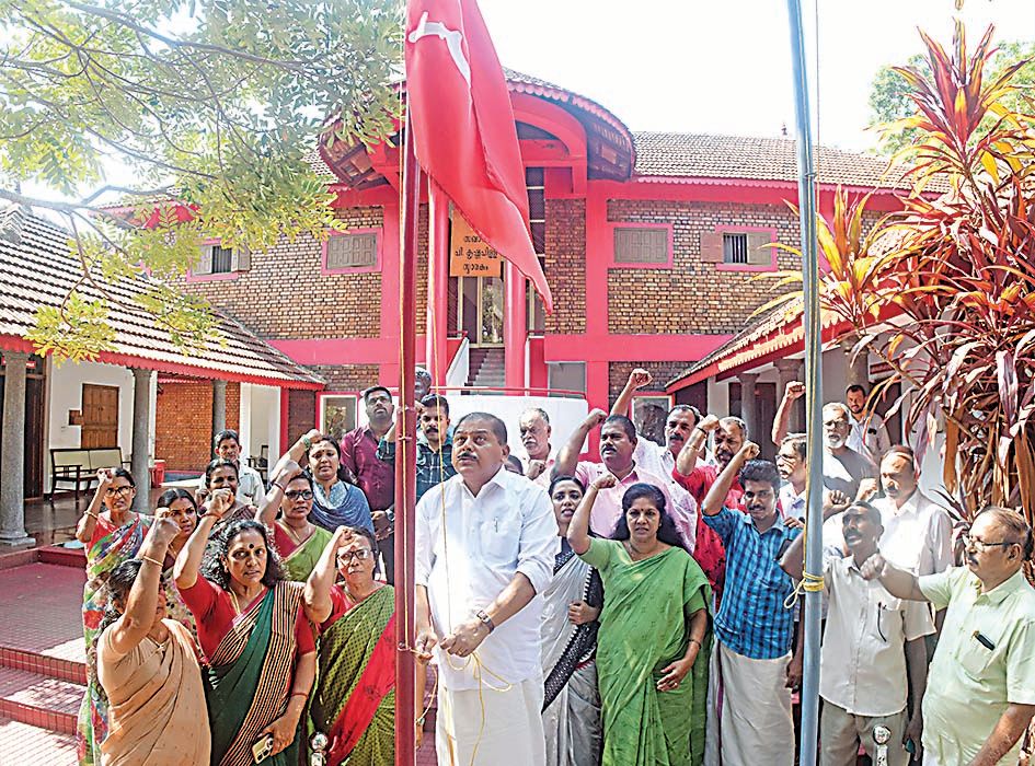 District Secretary R Nassar hoists the flag at the CPI(M) Alappuzha District Committee office on the occasion of EMS Day.