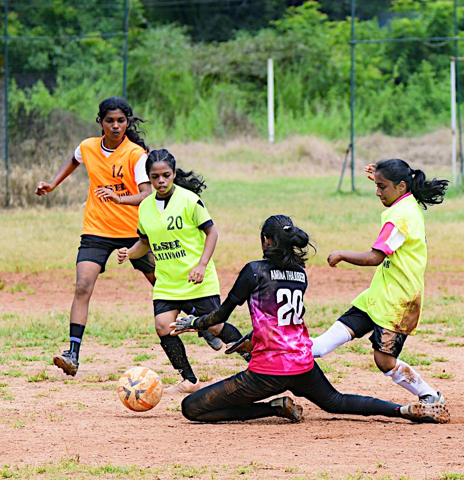 ജില്ലാ സ്‌കൂൾ ഗെയിംസിന്റെ ഭാഗമായി കലവൂർ എൽഎം എച്ച്എസ് സ്റ്റേഡിയത്തിൽ നടന്ന സീനിയർ വിഭാഗം  പെൺകുട്ടികളുടെ ഫുട്‌ബോൾ മത്സരത്തിൽ തുറവൂർ, കായംകുളം ഉപജില്ലകൾ ഏറ്റുമുട്ടിയപ്പോൾ