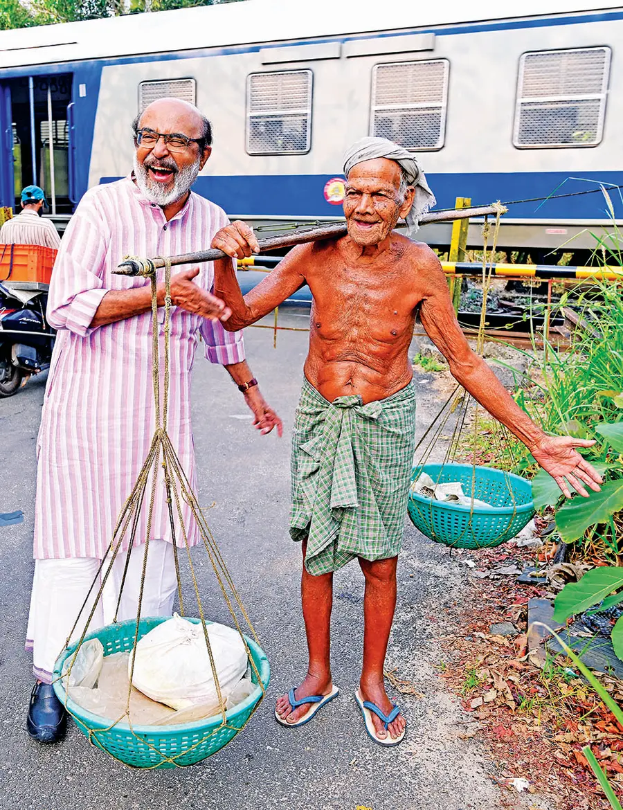 സിപിഐ എം ഗൃഹസന്ദർശനത്തിന്റെ ഭാഗമായി വളവനാട് പെരുമന റെയിൽവേ ക്രോസിന് സമീപം കേന്ദ്രകമ്മിറ്റി അംഗം ടി എം തോമസ് ഐസക് മാരാരിക്കുളം
സ്വദേശി ക്ലീറ്റസിനൊപ്പം