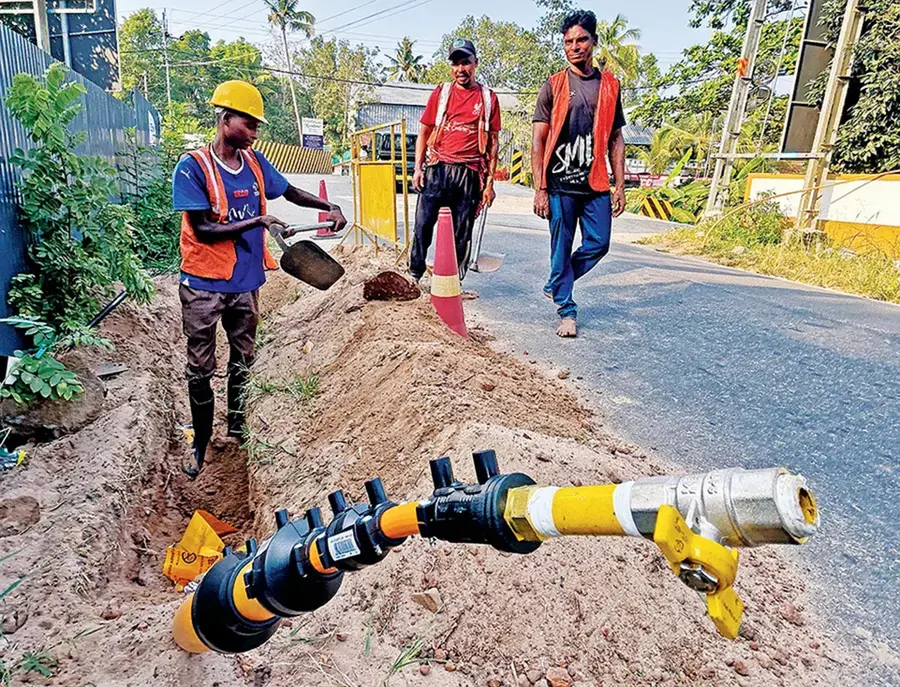 ആലപ്പുഴ സൗത്ത് ആര്യാട് ഭാഗത്ത് സിറ്റി ഗ്യാസിന്റെ പൈപ്പ് ലൈൻ
ജോലികളിൽ ഏർപ്പെട്ടിരിക്കുന്ന തൊഴിലാളികൾ (ഫയൽ ചിത്രം)